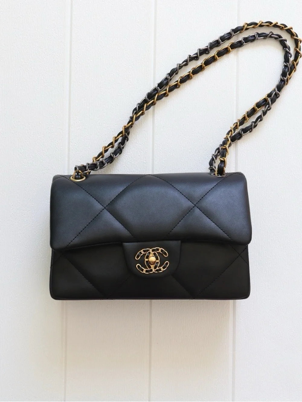 CHANEL Black Quilted Shoulder Bag with Gold Chain